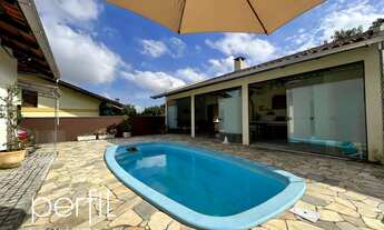 Imagem 3: Casa à venda - 2 quartos - área de festa com piscina - deck de fundos com amplo terreno