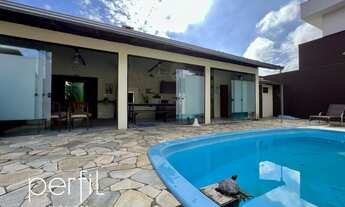 Imagem 2: Casa à venda - 2 quartos - área de festa com piscina - deck de fundos com amplo terreno