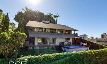 Imagem: Sobrado com 4 suítes e piscina no bairro