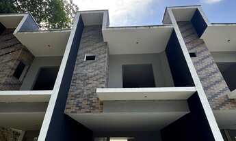 Imagem 2: Sobrado geminado a venda com três quartos sendo uma suíte no bairro Glória - Joinville/ SC