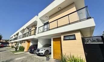 Imagem 3: Sobrado geminado em condomínio fechado com três quartos sendo uma suíte no bairro Glória