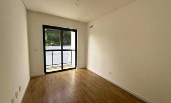 Imagem 6: Sobrado geminado em condomínio fechado com três quartos sendo uma suíte no bairro Glória