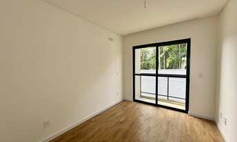 Imagem 5: Sobrado geminado em condomínio fechado com três quartos sendo uma suíte no bairro Glória