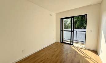 Imagem 4: Sobrado geminado em condomínio fechado com três quartos sendo uma suíte no bairro Glória