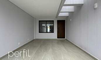 Imagem 2: Sobrado à venda em Joinville-SC, 3 quartos, 1 suíte, 2 salas, 3 banheiros, 2 vagas de gara