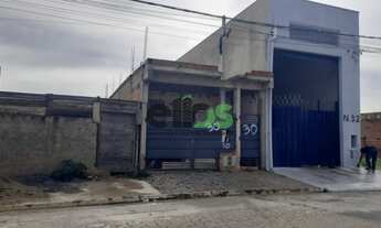 Imagem: Terreno com salão inacabado e estrutura