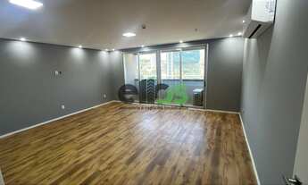 Imagem 2: Sala comercial ampla, com sacadas, ar condicionado, banheiro, 46,21m² para locação por R$4