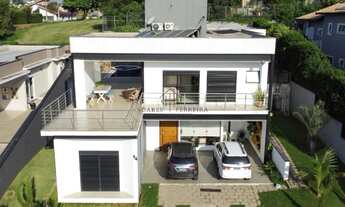 Imagem: Casa de alto padrão com 4 suítes e 6 vagas