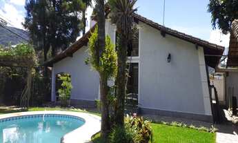 Imagem: Linda casa linear no Comary, com piscina