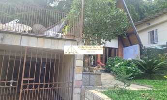 Imagem 4: Casa dúplex com 4 dormitórios, suite de hóspede, piscina e vista para as montanhas