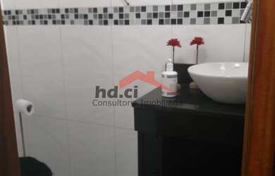 Imagem 6: Casa em condomínio fechado (com piscina e salão de festas) bem localizada, próximo ao term