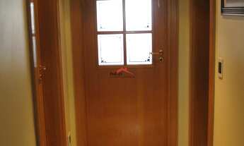 Imagem: Escada, sala TV com sacada e lavado em piso