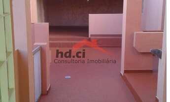 Imagem 3: Amplo sobrado com 200 m2 distribuídos em 2 andares. No piso inferior possui 2 salas, cozin