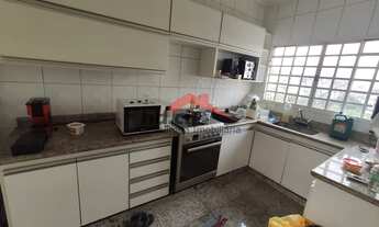 Imagem 4: Linda casa com ótimo acabamento, construção sólida, bem arejada e com cômodos grandes. Pis