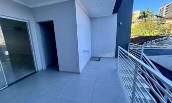 Imagem 4: Sobrado Geminado à venda no bairro Costa e Silva, Joinville - SC - Lateral da Rua Benjam