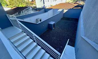 Imagem 5: Sobrado Geminado à venda no bairro Costa e Silva, Joinville - SC - Lateral da Rua Benjam