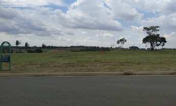 Imagem: MORE DENTRO DE UM JARDIM COM GOLFE, NATUREZA