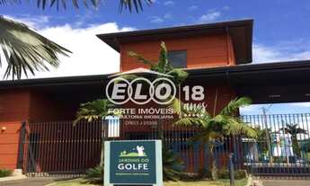 Imagem: MORE DENTRO DE UM JARDIM COM GOLFE, NATUREZA