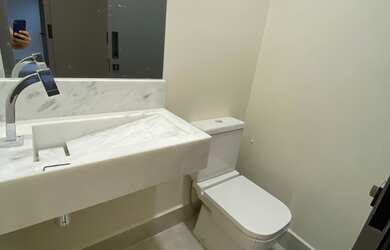 Imagem 2: VENDE - Condomínio Fechado, Casa Nova, Acabamento de Alto Padrão, 03 suites, espaço gourme