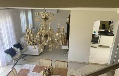 Imagem 3: Casa de Luxo em Condomínio: 4 Quartos, 2 Suítes, 2 Salas, 2 Banheiros, 2 Vagas de Garagem