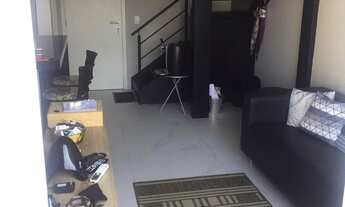 Imagem 4: Duplex lindo com Varanda, com uma paleta de cores contrastante que valoriza ainda mais o i