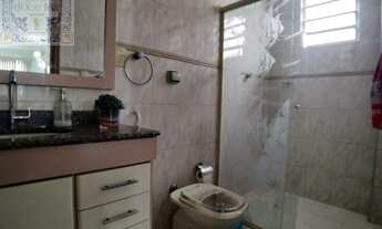 Imagem 7: Casa ampla e arejada com 3 dormitórios, ideal para famílias que gostam de estar bem locali