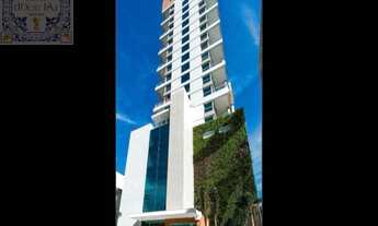 Imagem 2: Duplex lindo com Varanda, com uma paleta de cores contrastante que valoriza ainda mais o i