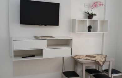 Imagem 2: Kitnet mobiliada, a apenas uma quadra da praia, pertinho da rua Trabulsi, em Santos-SP.