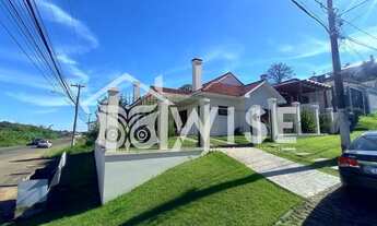 Imagem: Casa de esquina no bairro Country, Belvedere