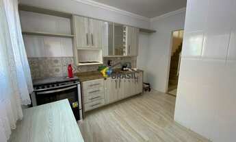 Imagem 7: Casa duplex, em meio lote, com quarto térreo e espaço para piscina no bairro Jardim Bela V