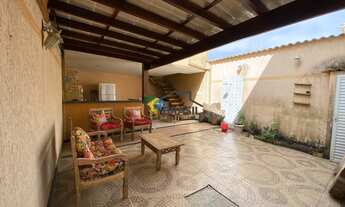 Imagem 3: Casa duplex, em meio lote, com quarto térreo e espaço para piscina no bairro Jardim Bela V