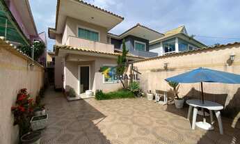 Imagem: Casa duplex, em meio lote, com quarto térreo