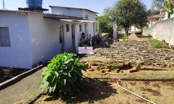 Imagem 2: Casa de esquina no centro de Cotia com terreno grande em toda a lareral