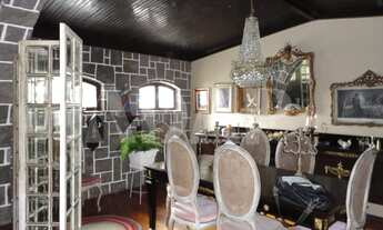 Imagem 3: Duas casas com total de 9 quartos com 6 suítes e 8 vagas de garagem no coração de Quitand