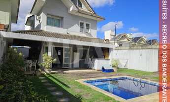 Imagem: Casa com 4 Suítes, Sótão e Amplo Terreno