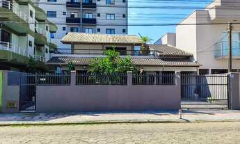 Imagem 2: Sobrado com 4 Quartos, Totalmente Mobiliado - 100% AVERBADO, a 150 metros da PRAIA!!