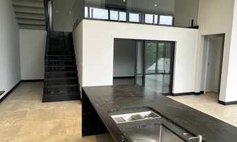 Imagem 4: Casa à venda no condomínio Alphaville Esplanada 4 com uma bela piscina com borda infinita