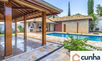 Imagem: Casa de 440m² com 4 suites, piscina, churrasqueira