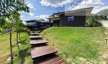 Imagem: Luxuosa casa em condomínio à venda em