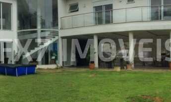 Imagem: Sobrado ao lado da mata preservada em terreno