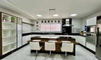 Imagem 4: Casa de Condomínio de Luxo com 5 Suítes na Cidade de Cidade] - 437m² - 4 Vagas - Imperdíve