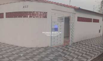 Imagem 2: Casa de 2 dormitórios com 1 banheiro dentro e o outro na aréa de serviço,4 vagas