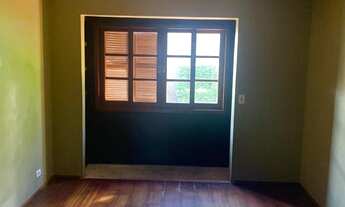 Imagem 7: Casa em Alphaville 11 | 350m2 | 4 dormitórios, sendo 2 suítes | Sala com lareira