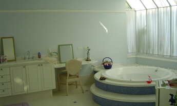 Imagem 7:  Área de lazer completa com área de gourmet sem uso: Varanda com churrasqueira, forno de