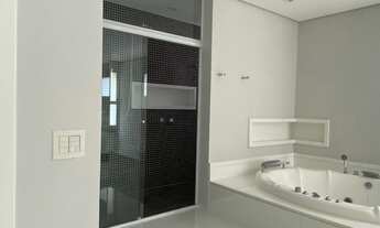 Imagem 7: Casa no Alphaville 01 - venda - 5 suítes com sacada, sendo uma com closet e hidromassagem