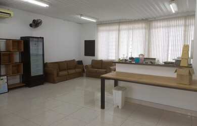 Imagem 2: Salão Sobreloja com excelente espaço, bem localizado, com 2 wc, balcão e cozinha, muito cl