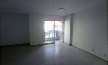 Imagem 4: Studio com planejados, box e fogão de indução