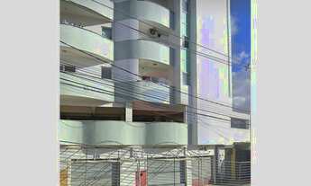 Imagem: Duas lojas na principal avenida do bairro