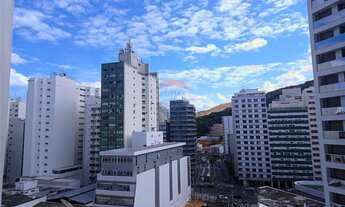 Imagem: Studio com planejados, box e fogão de indução