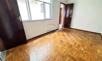 Imagem 2: Apartamento de 2 Quartos para Locação com Varanda e Vista para o Bairro